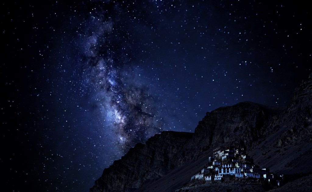  Величний монастир Кі з чарівними краєвидами зірок на задньому плані