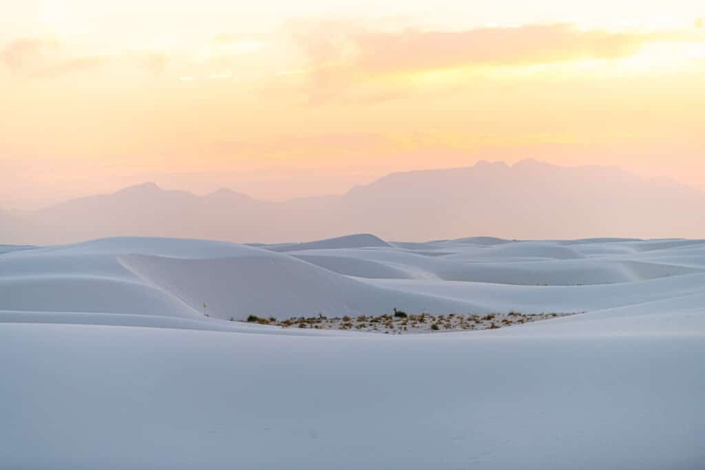 Національний монумент Білі Піски з вершини дюни на заході сонця