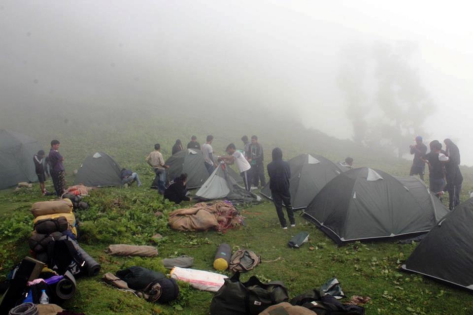 Група студентів розбиває табір під час походу Наг Тібба