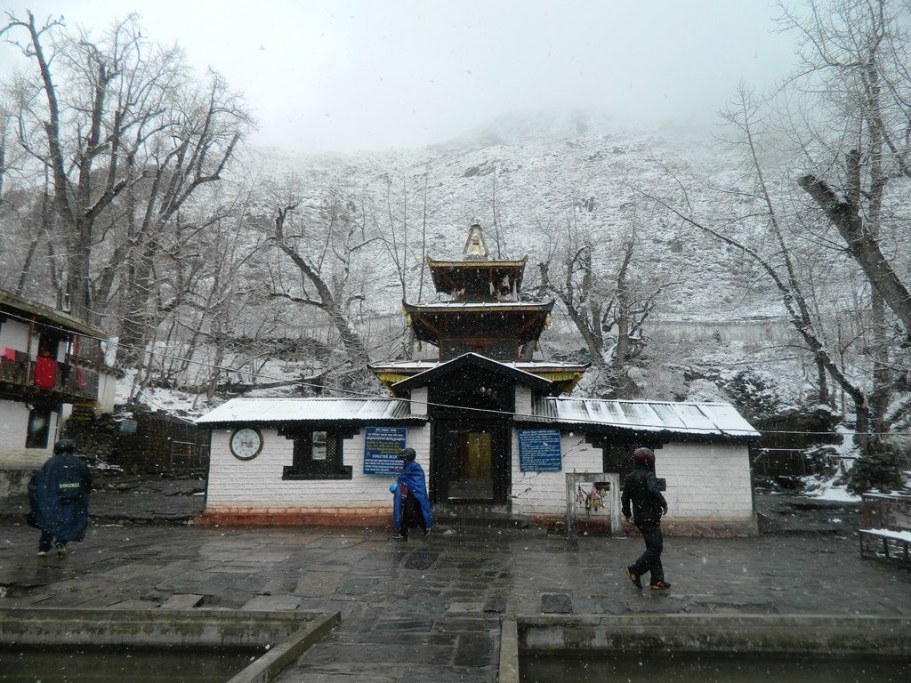 Храм Муктінатх у снігу 