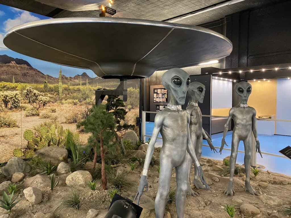 Три статуї прибульців у музеї НЛО в Розвеллі, Нью-Мексико />Міжнародний музей НЛО та дослідницький центр | Фото: Елеонора А.</p><h3 class=