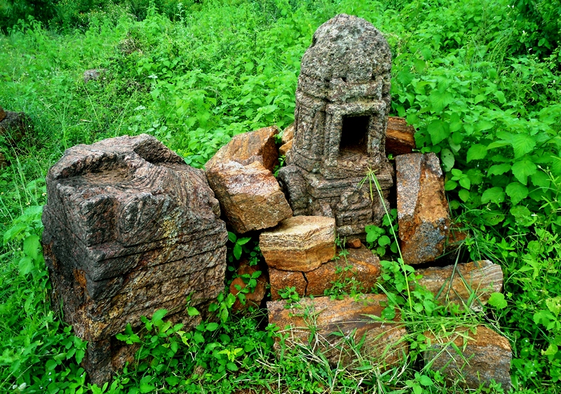 ruined_buddhist_reliefs_at_thotlakonda