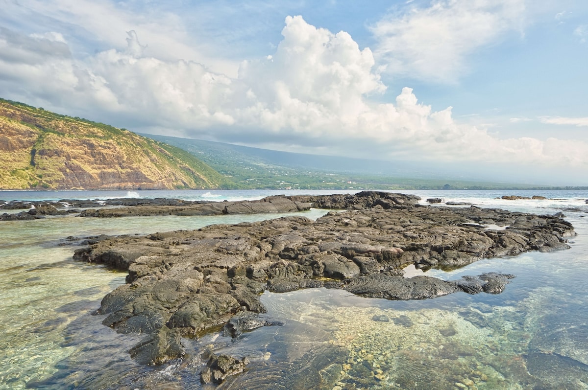 Кам'яна плита, що тягнеться до затоки Кеалакекуа на Великому острові Гаваї