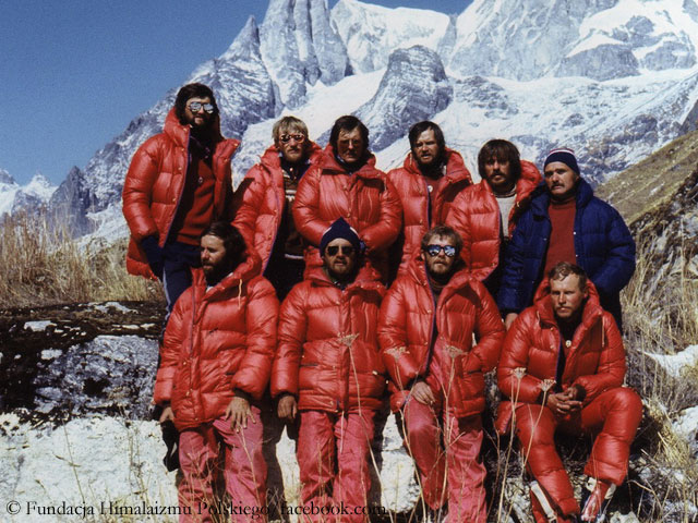Польський Манаслу команда 1984 року - у верхньому ряду Бербека (3-й справа), Гаєвський (2-й справа) та керівник експедиції Корнішевський (праворуч)
