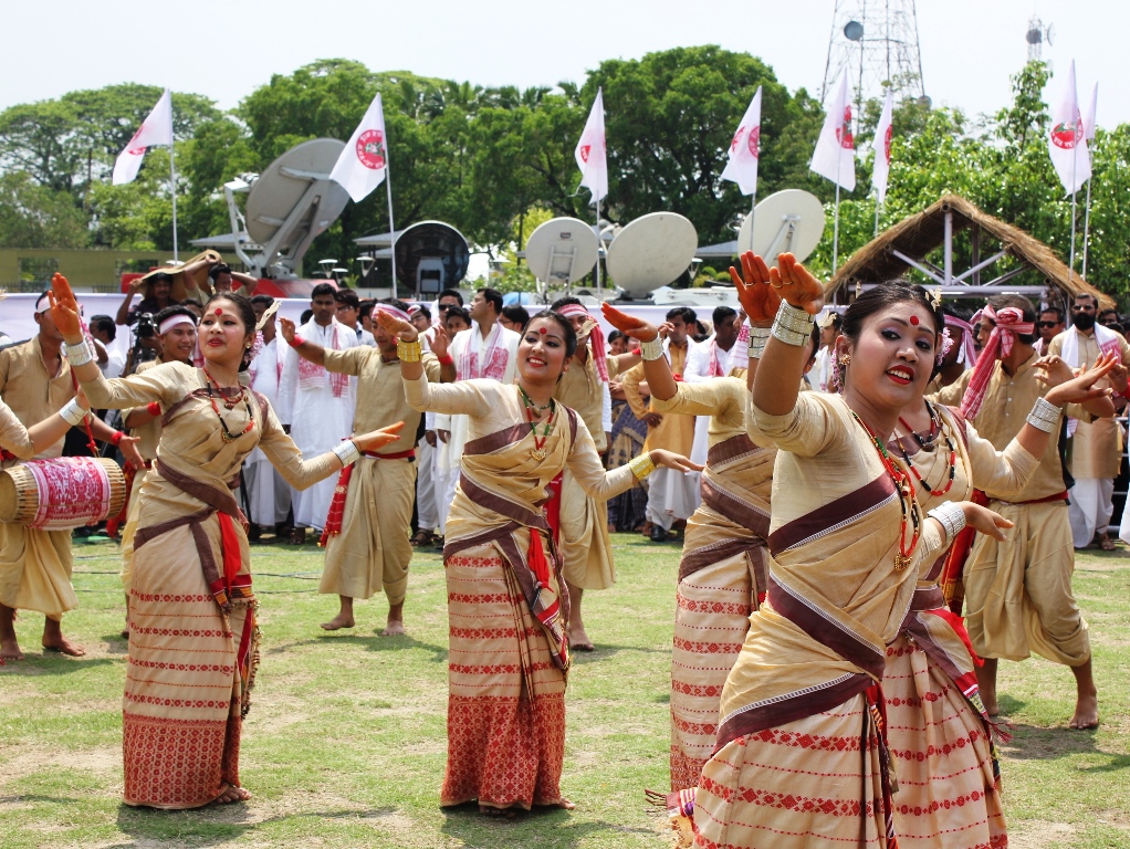 Танцівники на фестивалі Bihu 