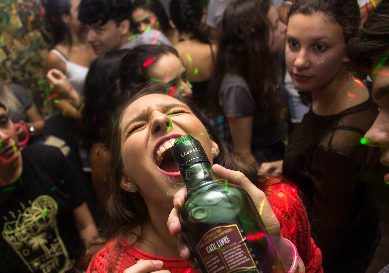 žena se opíjí na večírku, pije