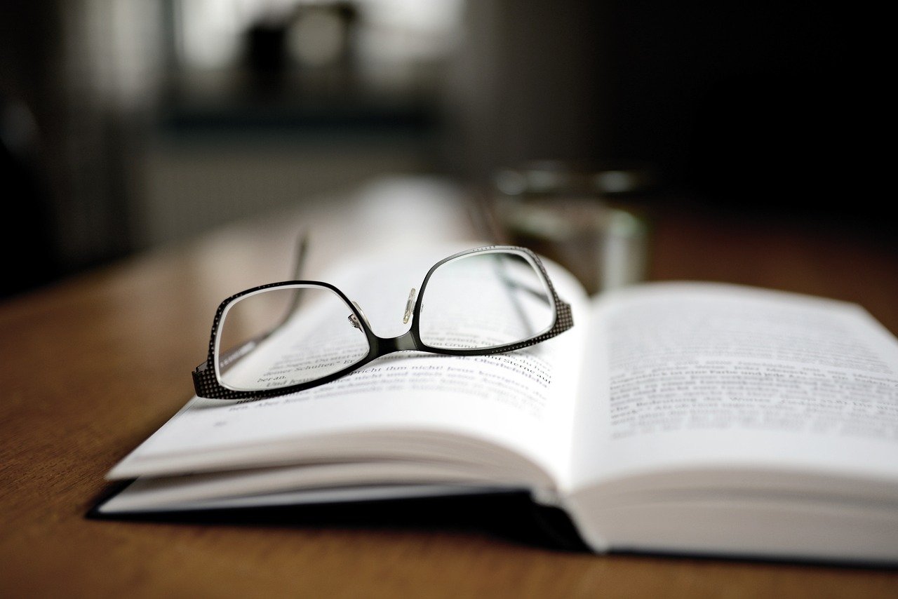 otevřená kniha s brýlemi