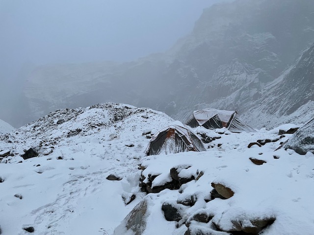 Наша перша снігова ніч - у таборі Glacier Camp