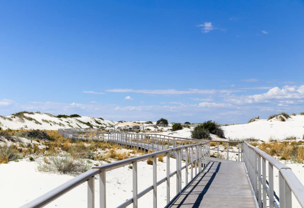 Національний монумент Білі Піски між дюнами набережна