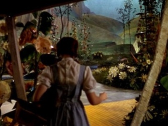 Дороті відкриває двері в Оз у фільмі