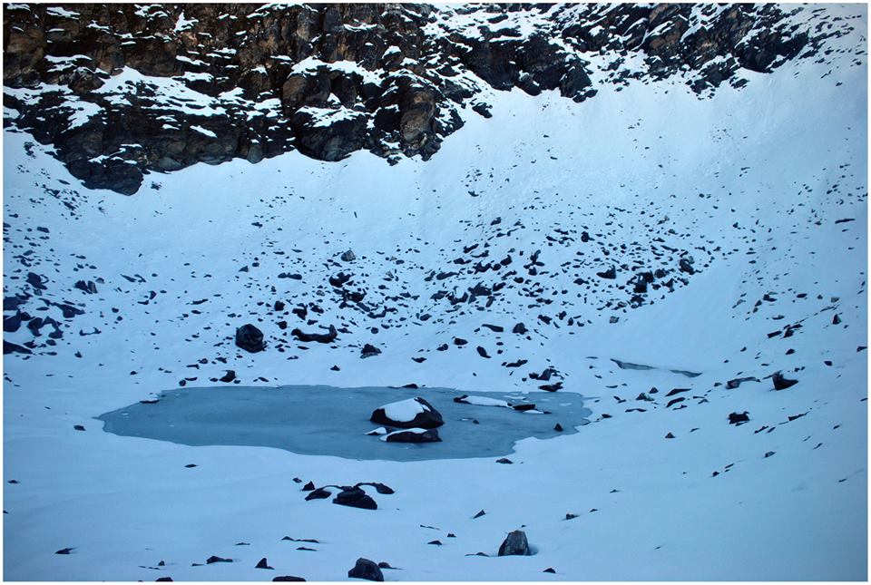 Озеро скелетів; відвідайте час, коли воно ще не повністю замерзло, щоб побачити останки скелетів, поховані в землі 