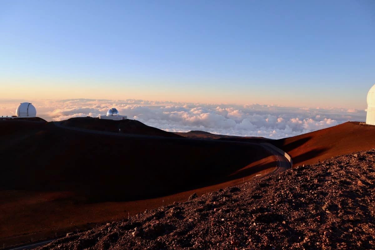 Погляд над хмарами з вершини Мауна-Кеа на Великому острові Гаваї