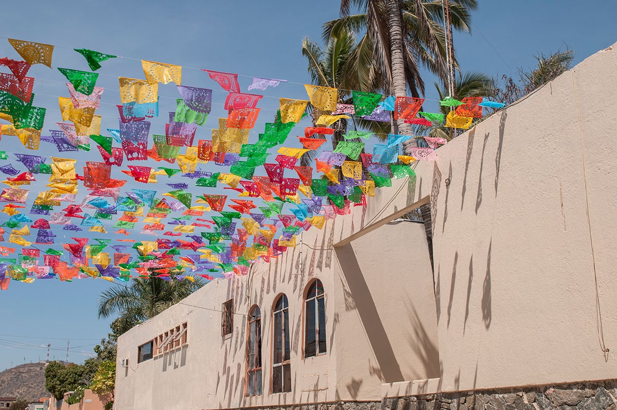 кольорові прапори над вулицями Todos Santos Baja Mexico