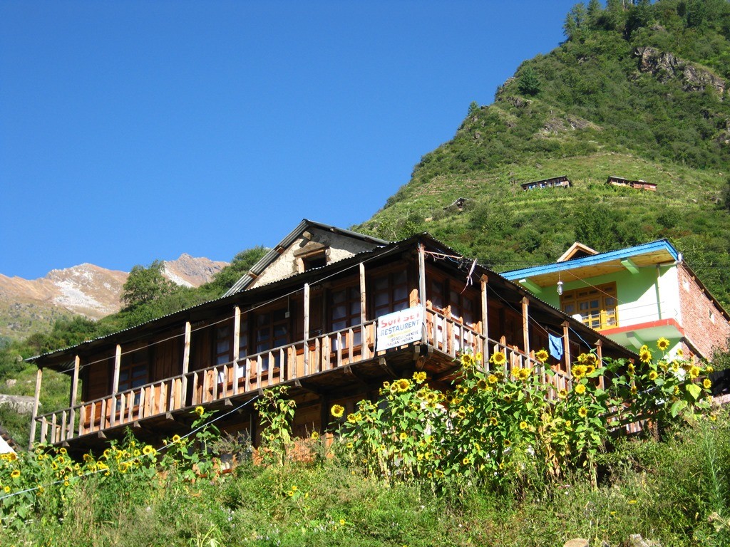 Затишні будинки в місцевому стилі у селі Касол у долині Парваті