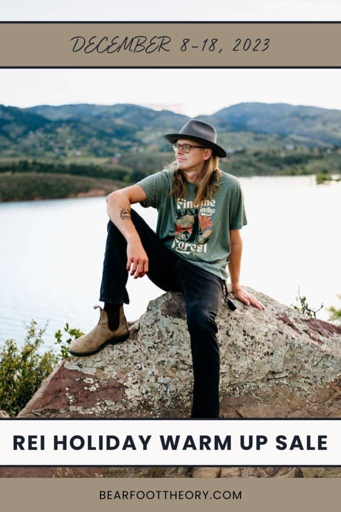 Зображення Pinterest із текстом «8-18 грудня 2023 року, святковий розігрів REI». На зображенні показано чоловіка в капелюсі, який сидить на скелі з горою та водоймою в тло». /><img loading=