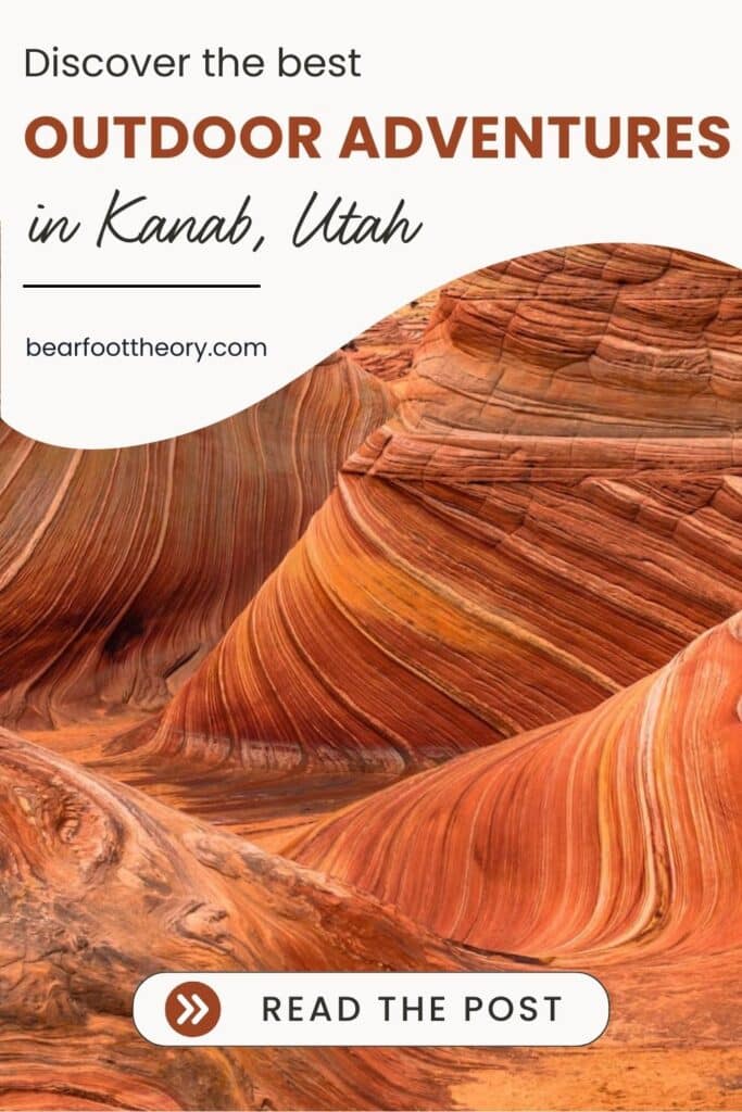 Геологічна формація Хвиля з текстом "Відкрийте для себе найкращі пригоди на природі в Канаб Юта на bearfoottheory.com"