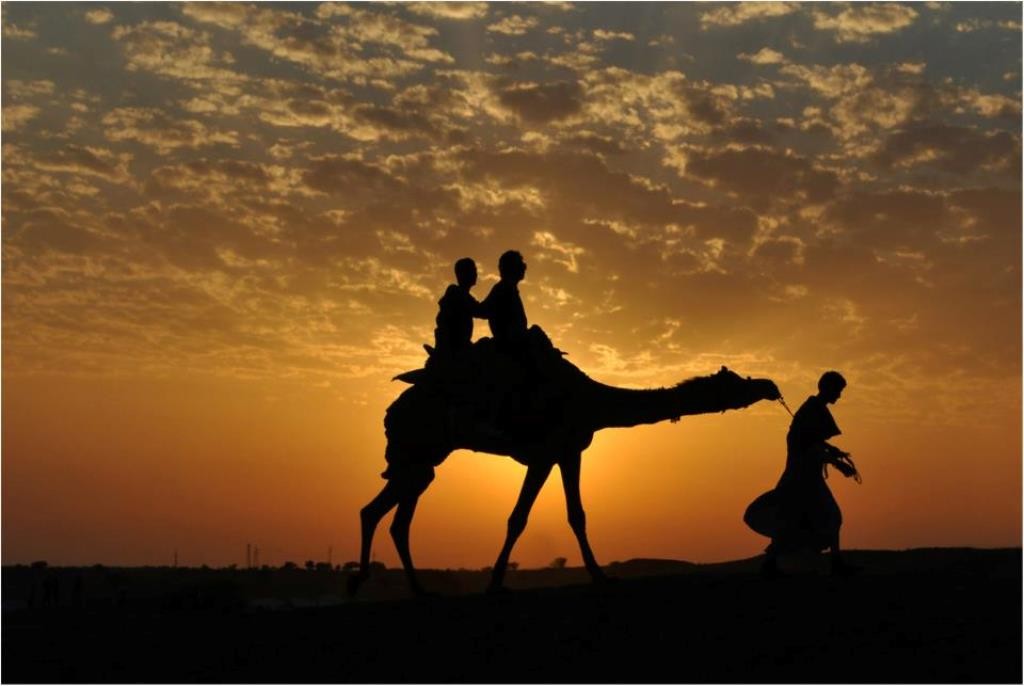 Сонце заходить над пустелею Тар під час фестивалю пустелі Джайсалмер