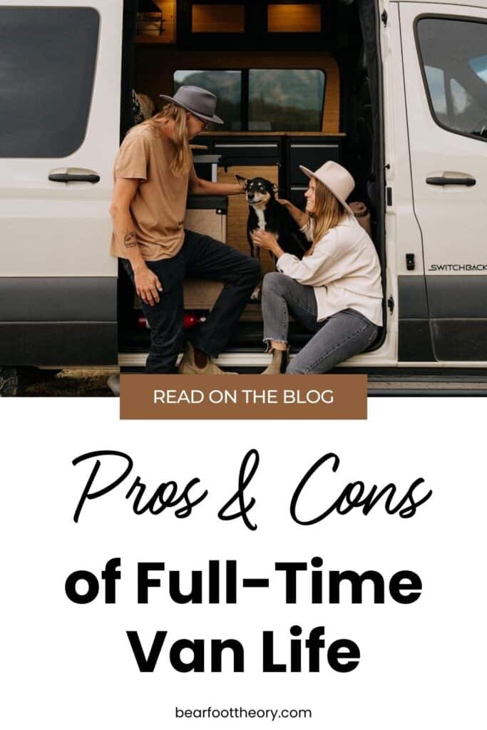 Зображення Pinterest пара сидить у фургоні з собакою, на якій написано Читайте в блозі: Плюси та мінуси повного робочого дня у фургоні