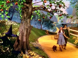 опудало та Дороті йдуть' на отруєних яблуках у фільмі