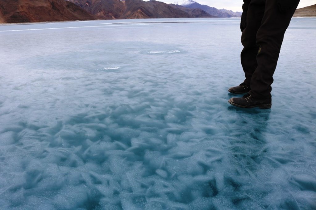 Замерзле озеро Пангонг