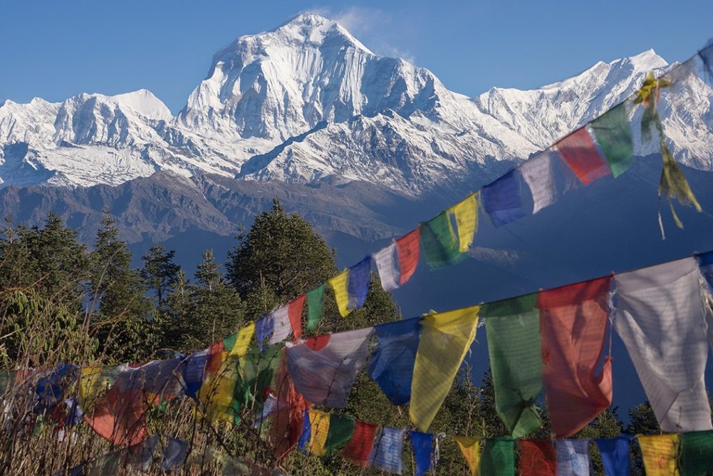 Молитовні прапори та гора в Непалі