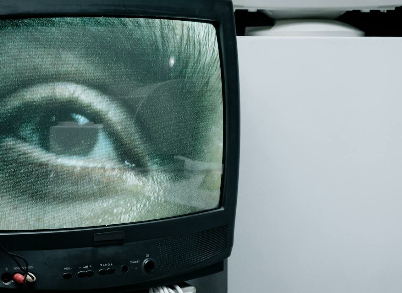 lidské oko na monitoru