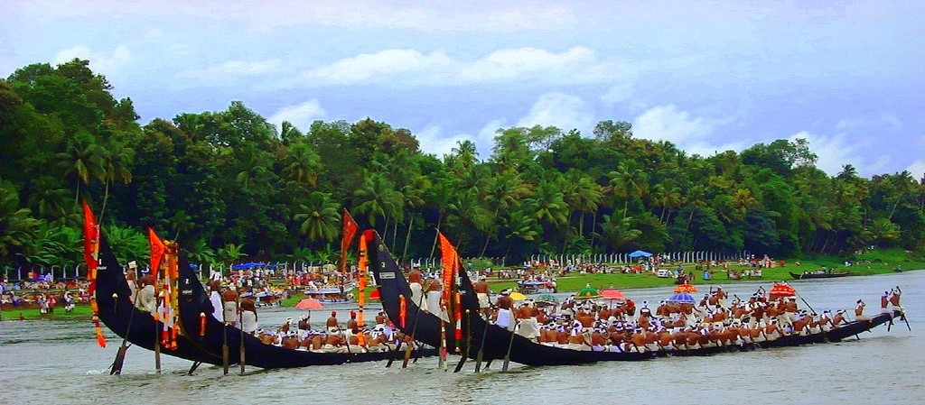 Всі на палубі на Фестивалі човнів-змій у Кералі