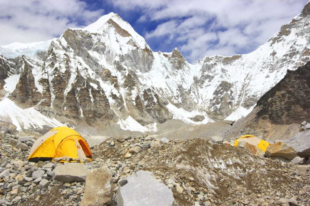 Вид на гору Еверест з базового табору