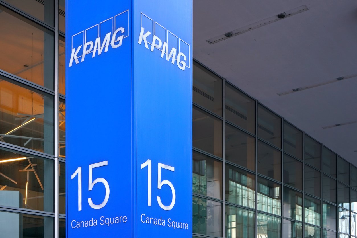 Modré značení KPMG u vchodu do jejich kanceláří na 15 Canada Square v Canary Wharf