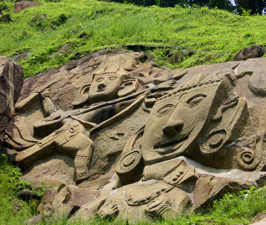 Загадкові висічені в скелях статуї в Тріпурі