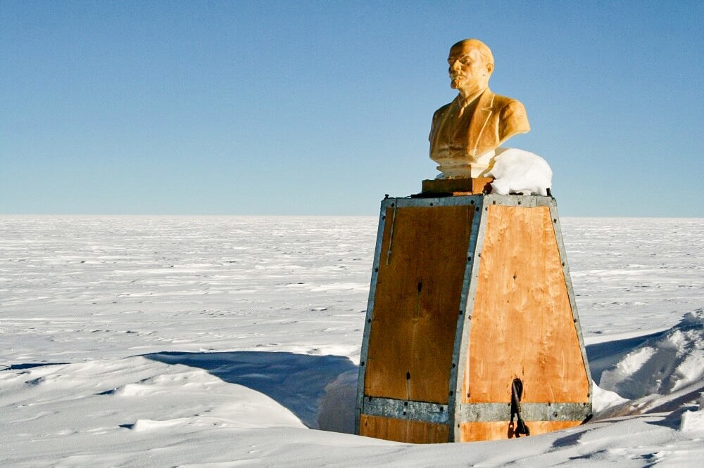 Бюст Леніна в оточенні снігу