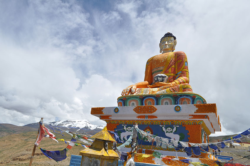 Статуя Будди в Лангзі