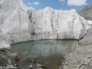 Льодовик із водою на Кокодак Доумі в Китаї