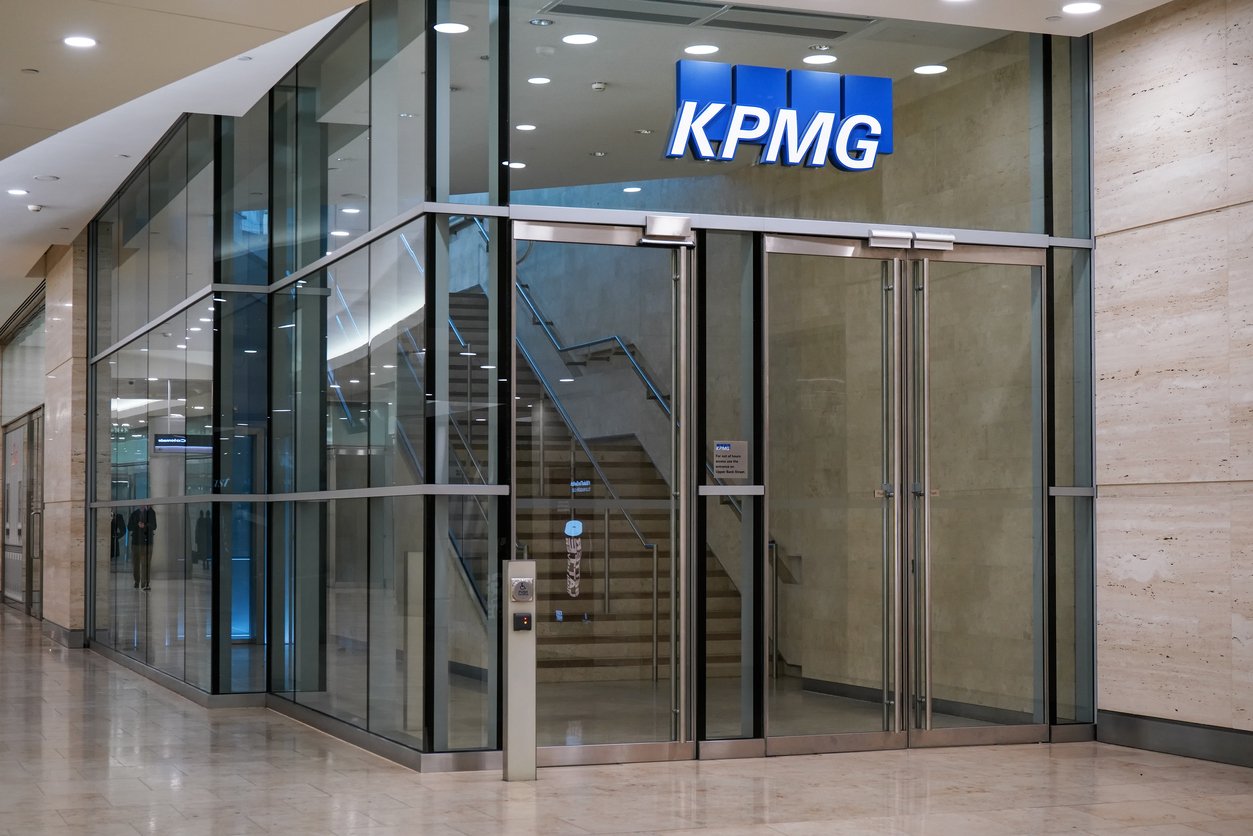 Modré značení KPMG u vchodu do jejich kanceláří v Canary Wharf