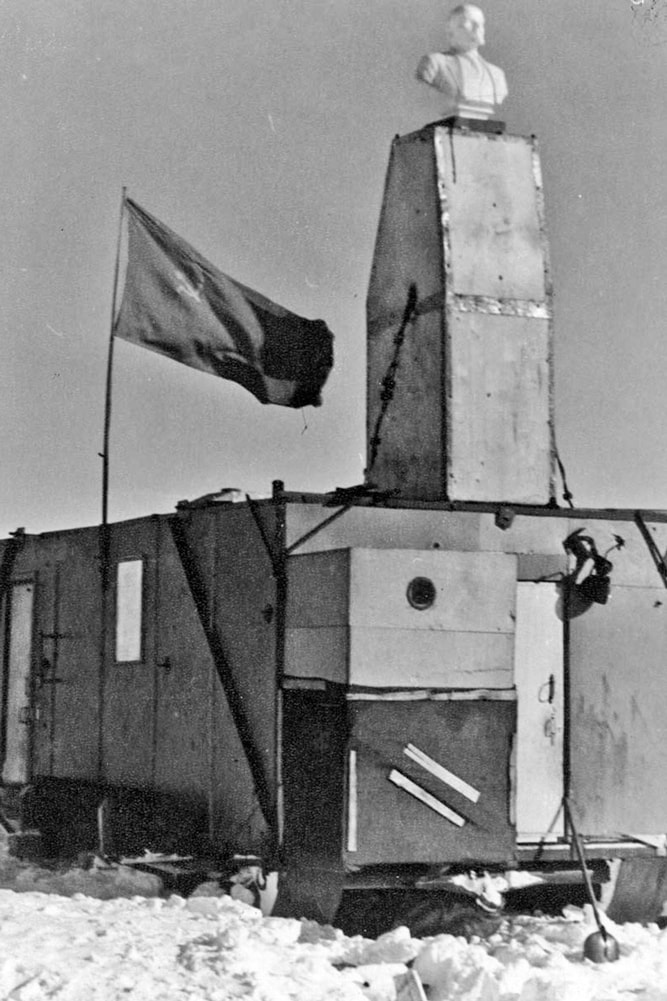 Ч/б фотографія бюсту Леніна на верх хати