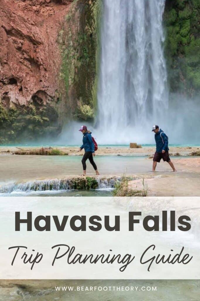 зображення двох людей, яке можна закріпити прогулянка біля підніжжя водоспаду Муні з текстом "Посібник з планування подорожі до водоспаду Хавасу"