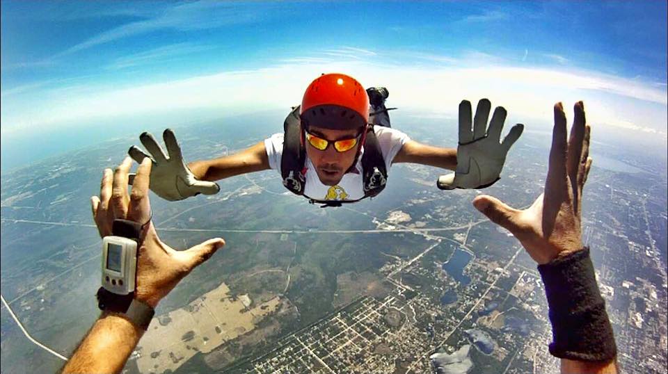 Викиньте цей адреналін через дах!» />Викинь цей адреналін через дах!</p><p>Являючись одним із найбільш відвідуваних туристичних місць, <strong>Делі</strong>пропонує безліч заходів для розваги туристів. Серед багатьох видів діяльності, якими можна зайнятися поблизу Делі, стрибки з парашутом є одним із найзахоплюючих вражень, які ви можете отримати. Існує три види стрибків з неба, і тандемний стрибок є найбезпечнішим з усіх. Тим, хто сумнівається щодо безпеки цієї діяльності, хвилюватися не варто. Їм будуть допомагати досвідчені інструктори, а також обладнання буде ретельно перевірено перед використанням. Перебувати в повітрі на висоті 10 000 футів над рівнем землі та дивитися вниз на землю – це саме по собі враження. Киньте виклик своїм внутрішнім страхам і не пропустіть веселощі!</p><p><img loading=