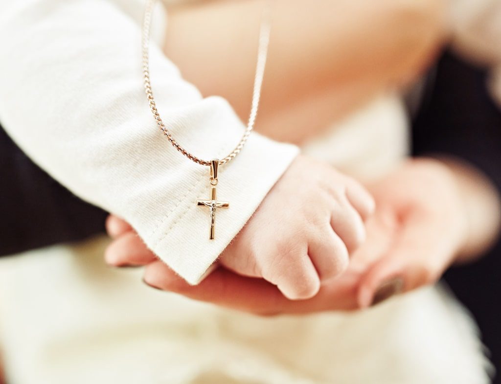 Подарунок на хрестини: що дарують хрещені та інші гості?