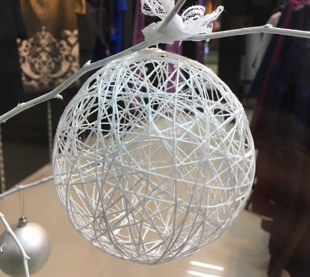 Яскраві та незвичайні новорічні іграшки своїми руками