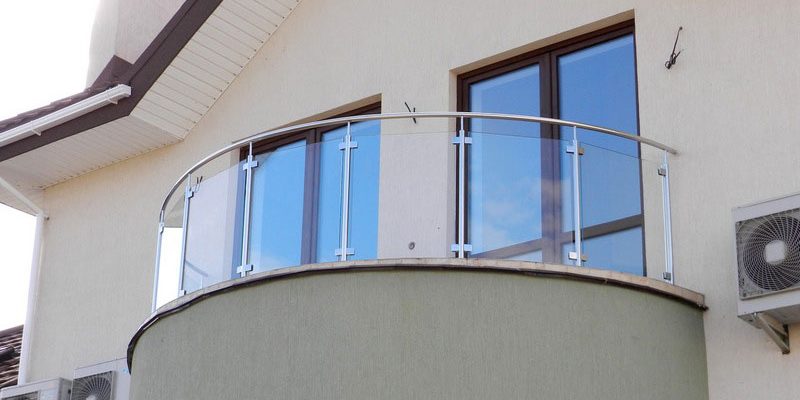 Чому українці все частіше вибирають скло для огорожі балконів та сходів