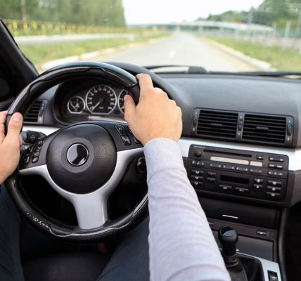 Компенсаційний бачок ГУР у гідравлічній системі керма